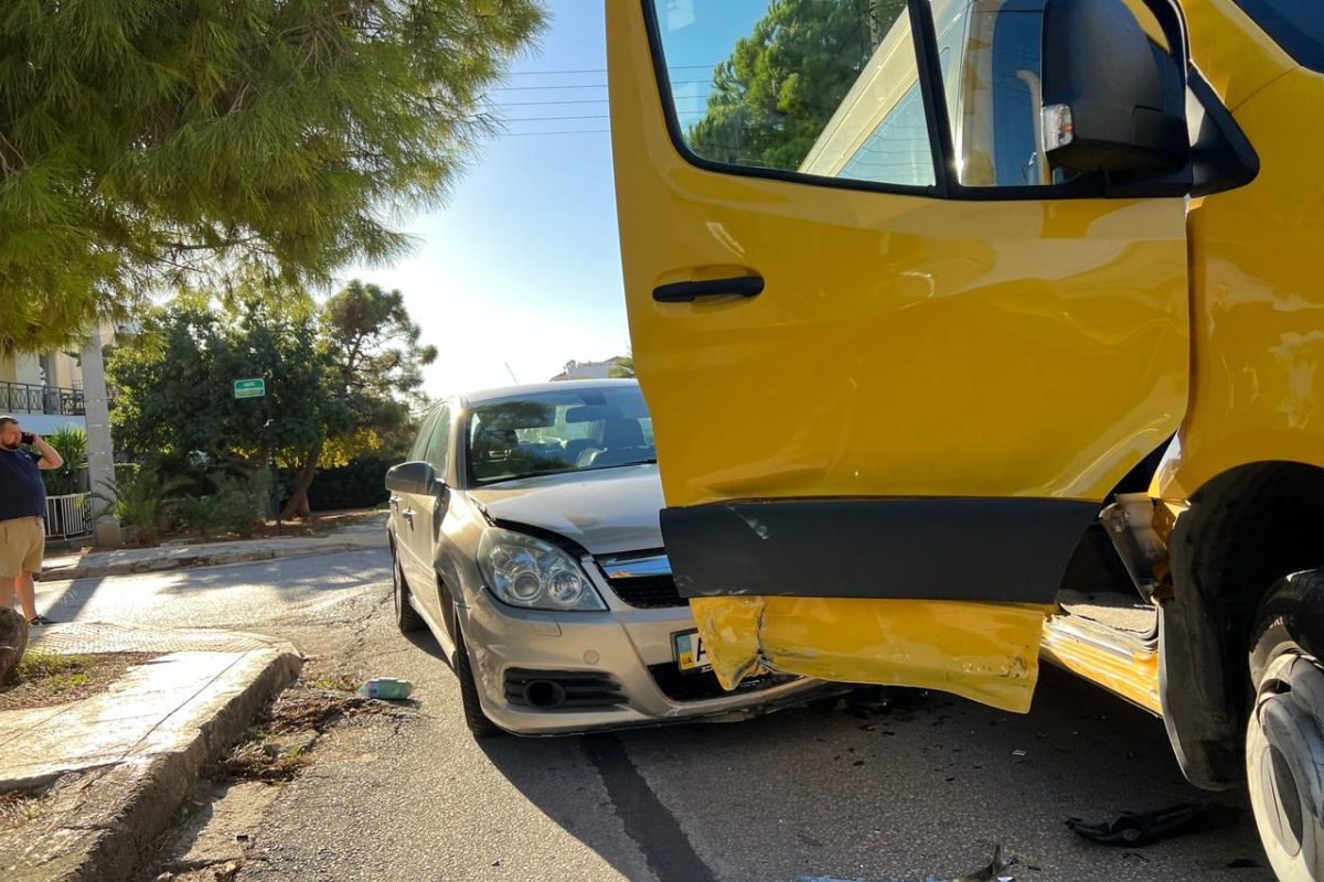 Τροχαίο στη Γλυφάδα: Αυτοκίνητο παραβίασε STOP και συγκρούστηκε με σχολικό λεωφορείο – ΦΩΤΟ