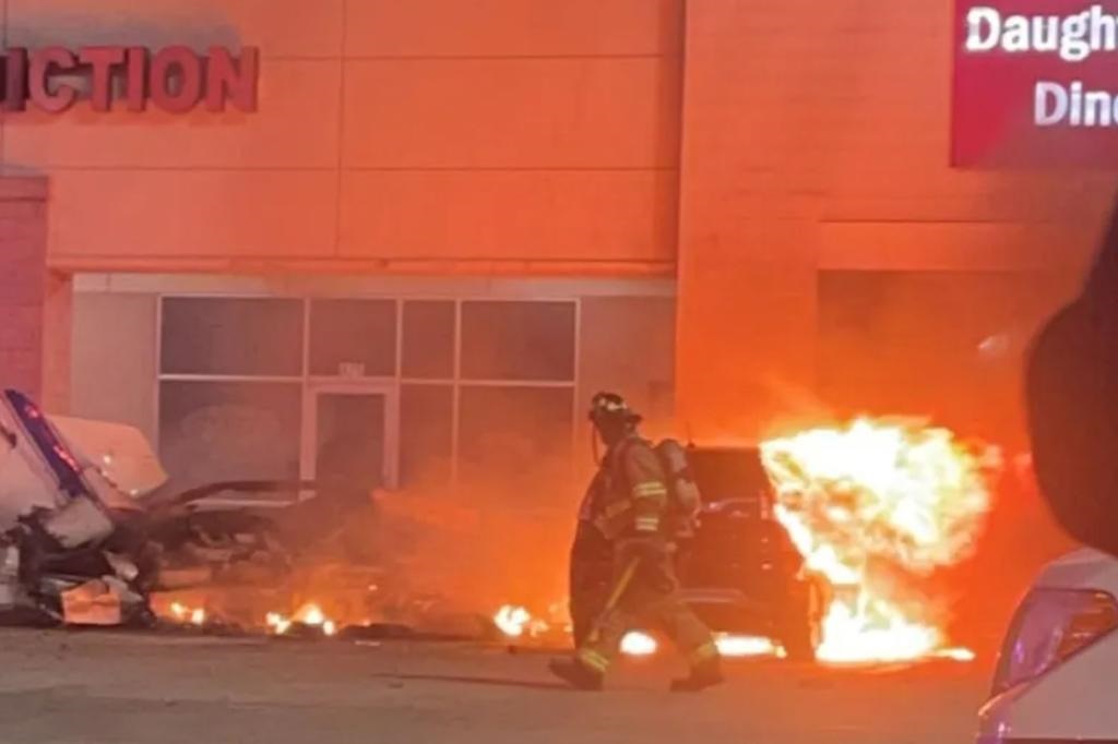 Αεροπλάνο συνετρίβη σε πάρκινγκ λίγα μέτρα μακριά από εστιατόριο – Νεκρός ο πιλότος