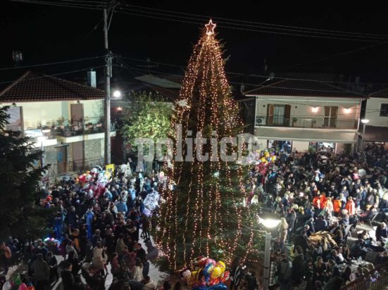 Ταξιάρχης Χαλκιδικής: Φωταγωγήθηκε το πρώτο χριστουγεννιάτικο δέντρο στην Ελλάδα