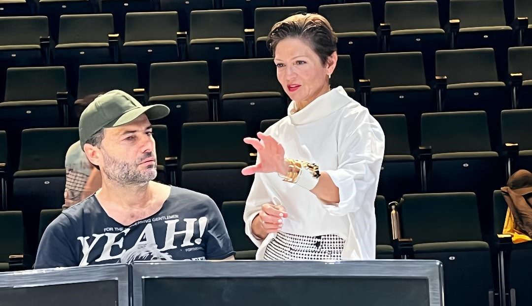 H Ταμίλλα Κουλίεβα σκηνοθετεί το «Ο Σεργκέι είναι και πολύ βλάκας»: Αποκλειστικές φωτογραφίες από την πρόβα πριν από την αυριανή πρεμιέρα