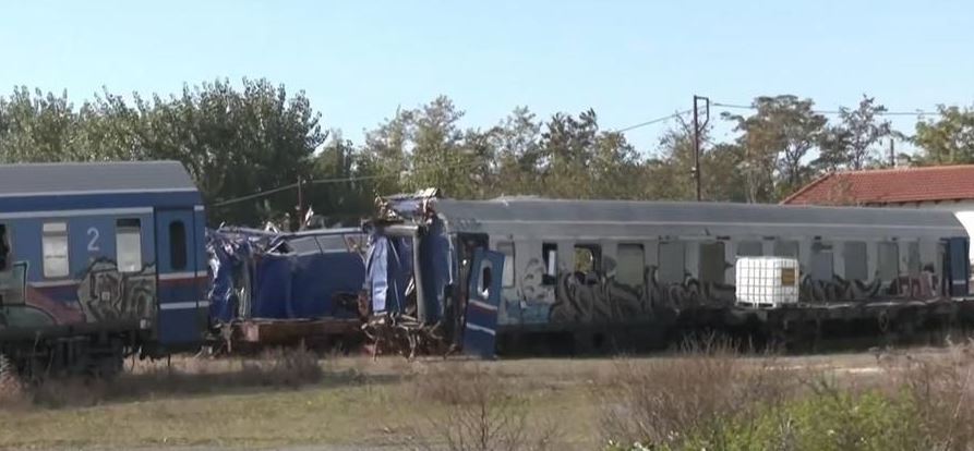 Δυστύχημα στα Τέμπη: Αναζητούνται ίχνη αγνοούμενης και τμήματα σορών στα βαγόνια της μοιραίας αμαξοστοιχίας