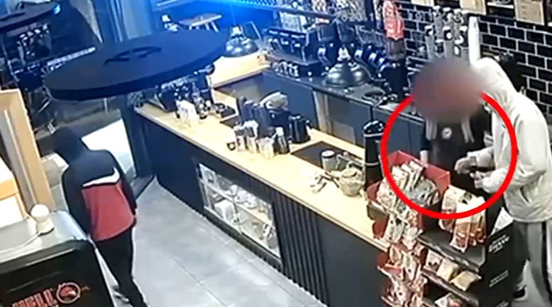 Θεσσαλονίκη: Καρέ καρέ η εισβολή ένοπλων ληστών σε καφετέρια – Έφυγαν με άδεια χέρια – ΒΙΝΤΕΟ