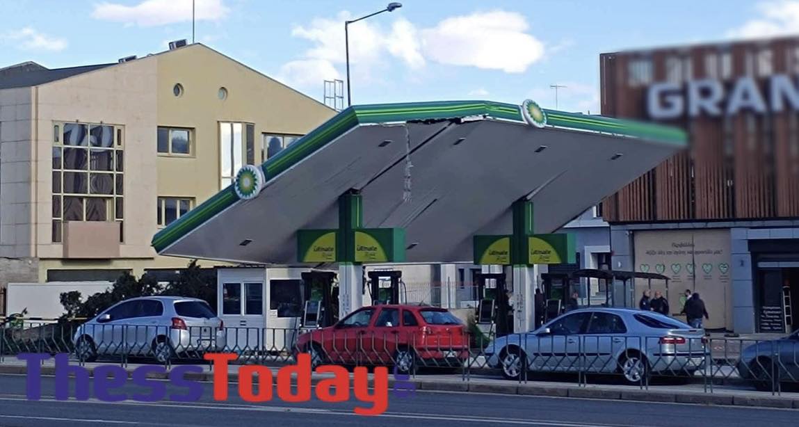 Θεσσαλονίκη: Κατέρρευσε στέγαστρο βενζινάδικου από τους θυελλώδεις ανέμους – ΦΩΤΟ