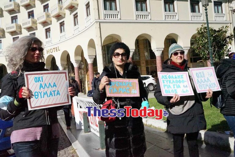 Θεσσαλονίκη: Μαύρα μπαλόνια για τους νεκρούς των Τεμπών