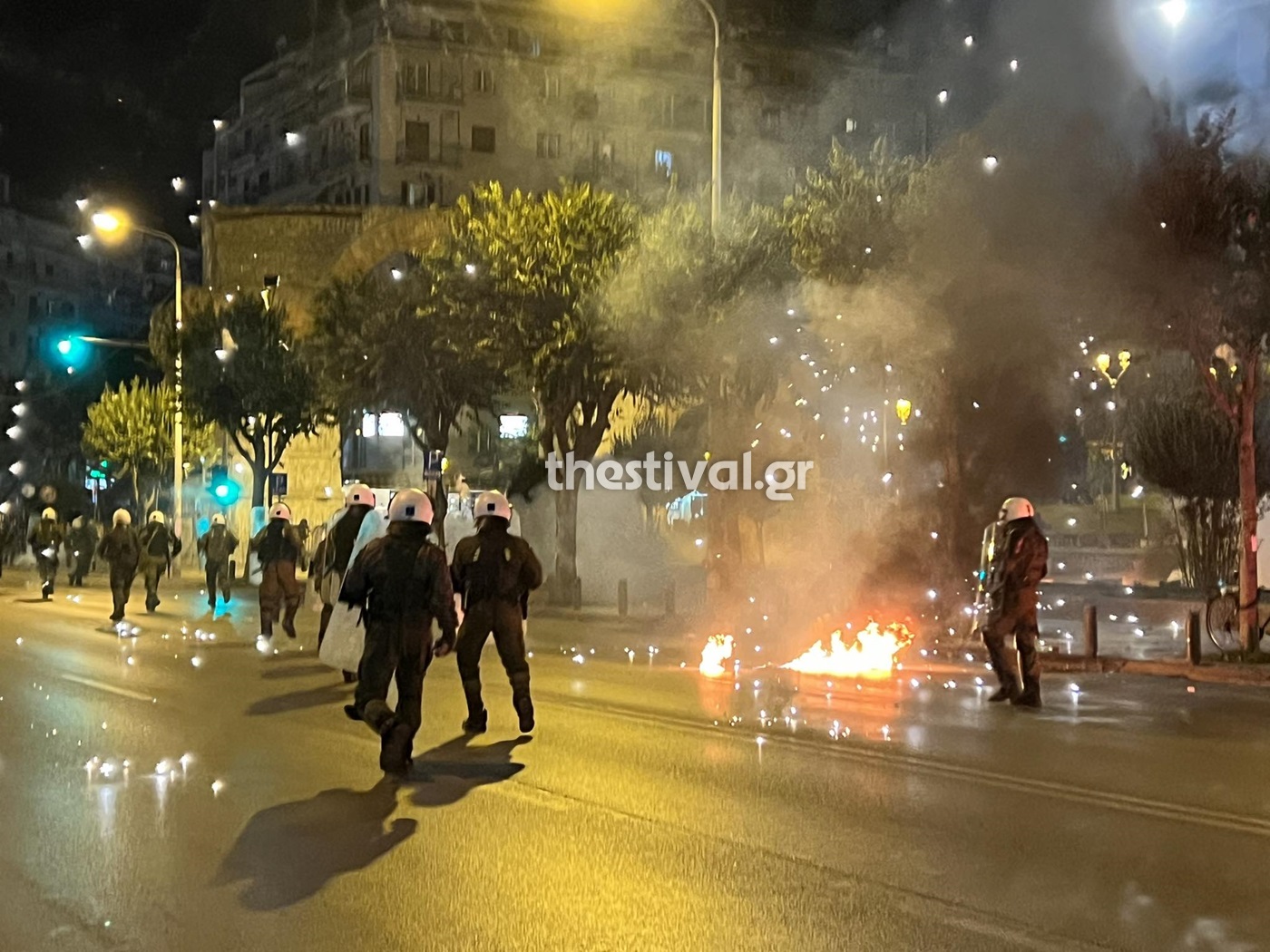 Επεισόδια στο κέντρο της Θεσσαλονίκης μετά την πορεία για το Πολυτεχνείο – Ένταση και στην Πάτρα
