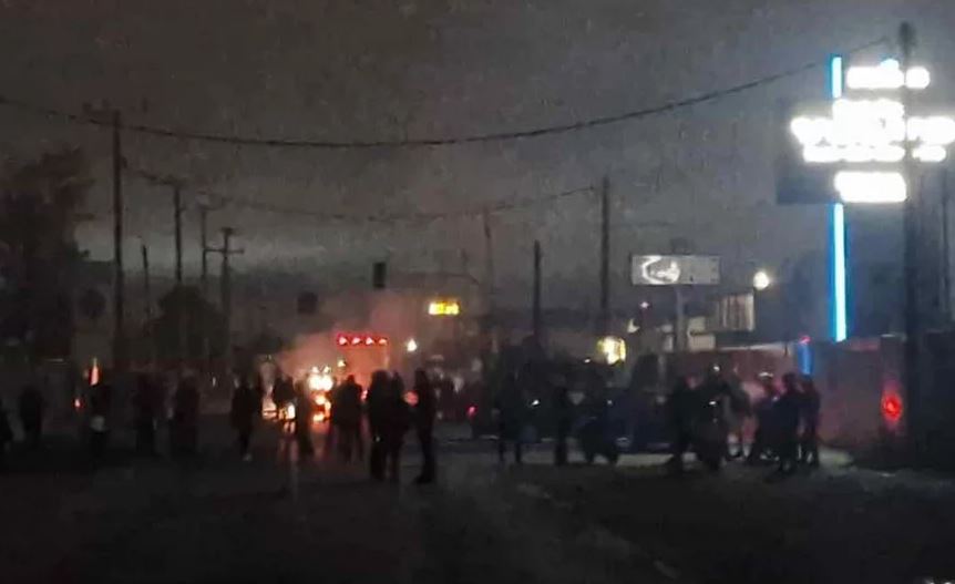 Επεισόδια με Ρομά σε Μέγαρα, Θήβα, Θεσσαλονίκη – Επιτέθηκαν σε λεωφορείο – Τραυματίστηκε ο δήμαρχος Αλιάρτου