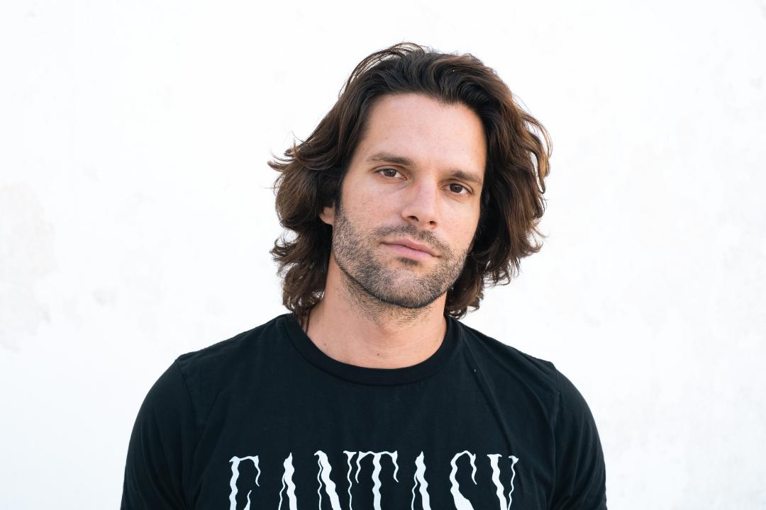 Νικόλας Μπράβος: Ο ηθοποιός που δεν εγκατέλειψε το όνειρό του δικαιώνεται με το sold out του «Αντίο Μπάτμαν»