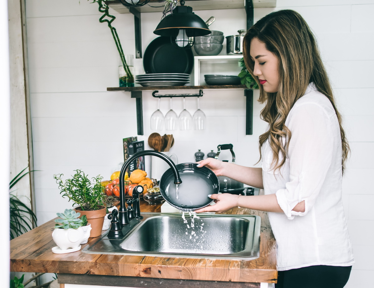 Καθαρίστε εύκολα το καμένο τηγάνι σας με ένα απλό κόλπο