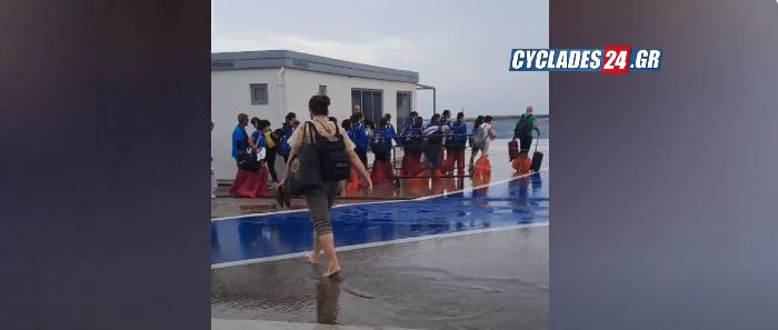 Κακοκαιρία: Ξυπόλητοι και με σακούλες στα πόδια επιβιβάστηκαν σε πλοίο στην Τήνο – ΒΙΝΤΕΟ