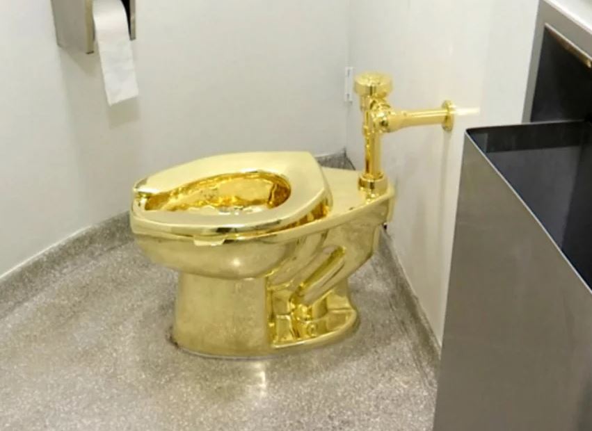 Βρετανία: Τέσσερις άνδρες κατηγορούνται ότι έκλεψαν μια χρυσή τουαλέτα αξίας 6 εκατoμμυρίων ευρώ