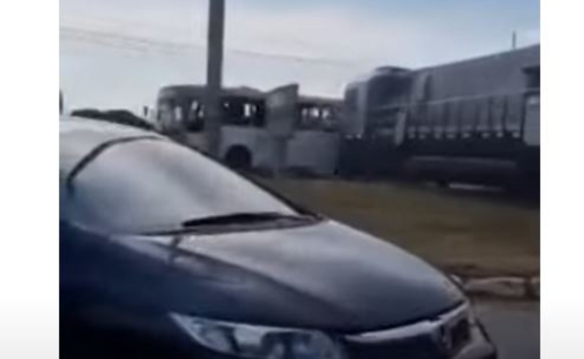 Βίντεο: Τρένο συγκρούστηκε με λεωφορείο – 37χρονη διαμελίστηκε