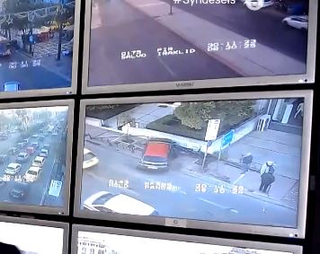 Τροχαίο στην Κηφισίας: Αυτοκίνητο συγκρούστηκε με λεωφορείο και κατέληξε σε μάντρα