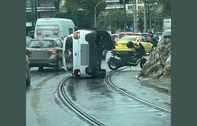 Τροχαίο στην Βασιλέως Κωνσταντίνου: Αυτοκίνητο τούμπαρε λόγω της βροχής