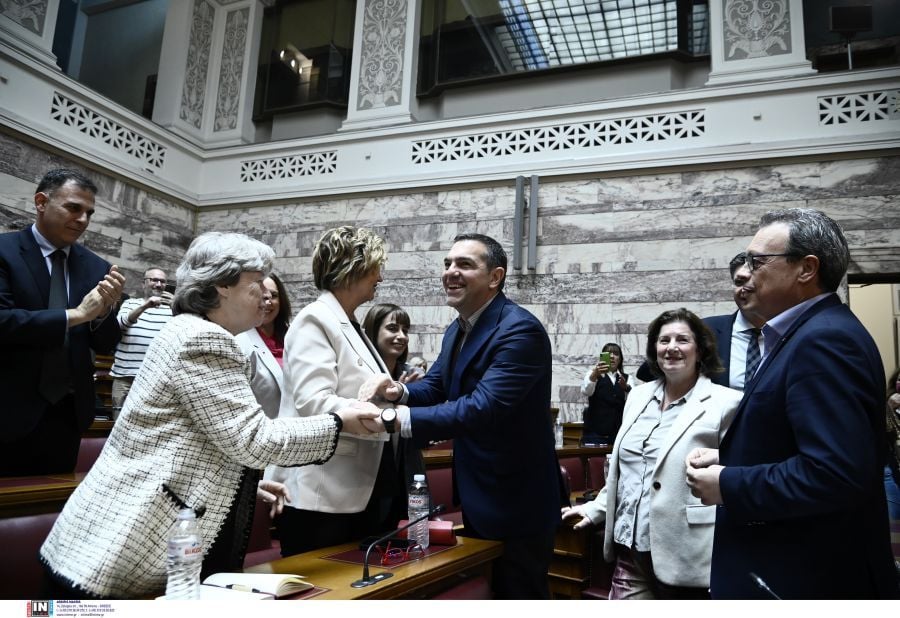 Ο Αλέξης Τσίπρας στην συνεδρίαση της Κοινοβουλευτικής Ομάδας του ΣΥΡΙΖΑ – Δείτε φωτογραφίες
