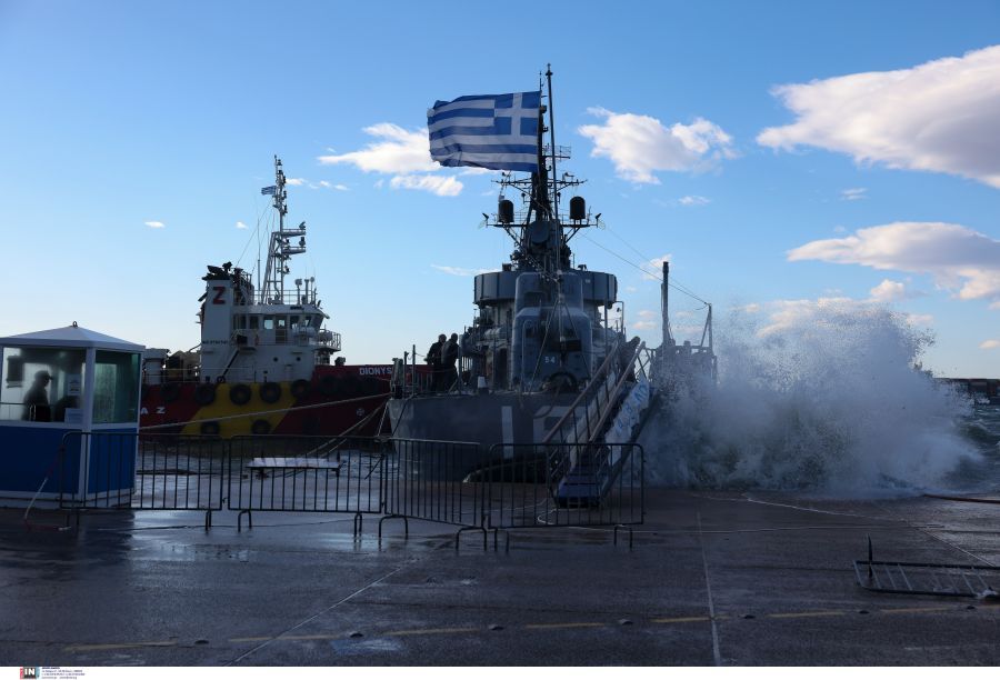 Θεσσαλονίκη: Μανιασμένα κύματα «χτυπούν» το αντιτορπιλικό «Βέλος»