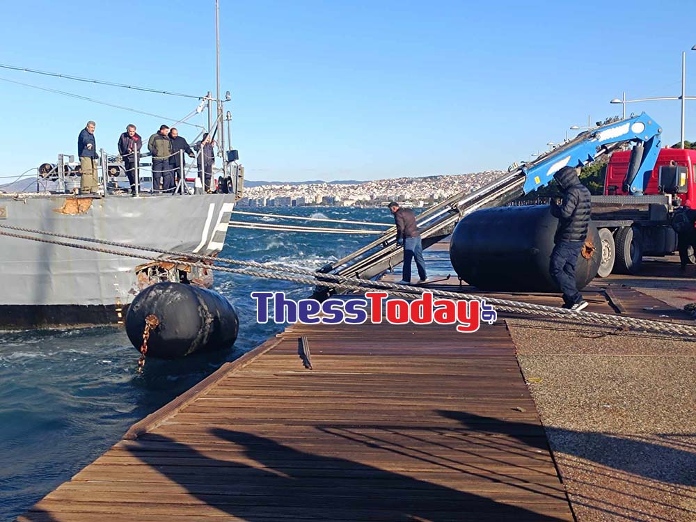 Θεσσαλονίκη: Επιχείρηση «διάσωσης» του λαβωμένου «Βέλους» με δύτη και γερανό – Βίντεο