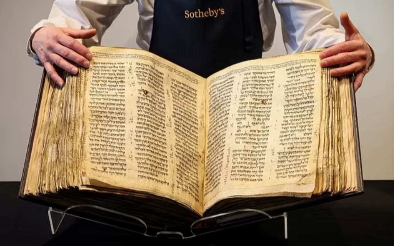 Κεφάλαιο 1.500 ετών ανακαλύφθηκε κρυμμένο μέσα στην Βίβλο