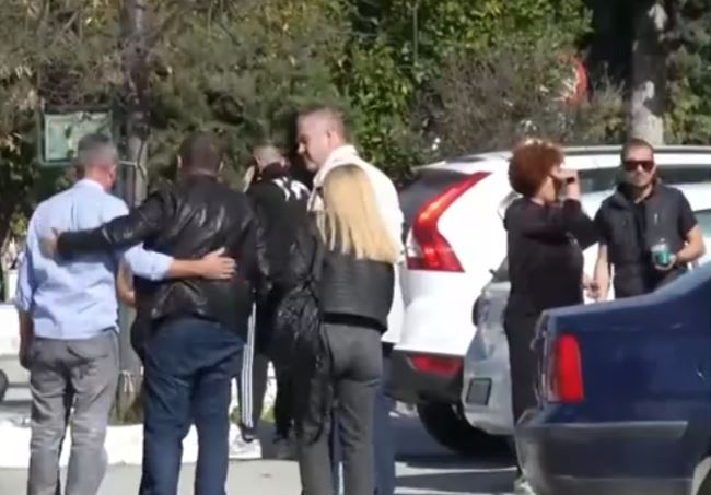 Τραγωδία στον Βόλο: Με τα λούτρινα αρκουδάκια του κηδεύτηκε το βρέφος – «Μας κατέστρεψε» ξεσπά η γιαγιά του