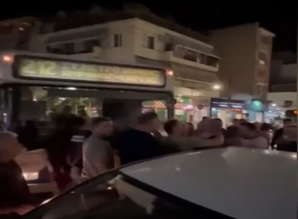 Πανδαιμόνιο στον Βύρωνα: Επιβάτες λεωφορείου πιάστηκαν στα χέρια με οδηγό που πάρκαρε παράνομα – ΒΙΝΤΕΟ