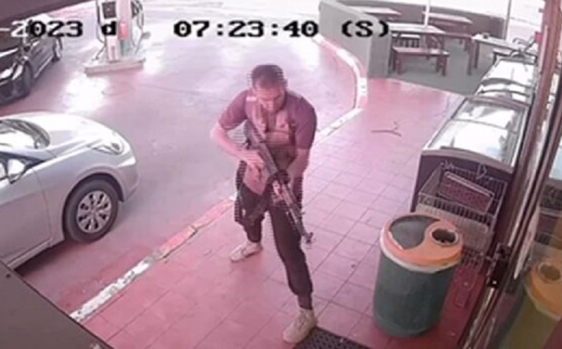 ΒΙΝΤΕΟ: Επιδρομή της Χαμάς σε βενζινάδικο – Πυροβολούν την πόρτα για να την σπάσουν