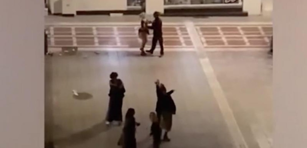 Θεσσαλονίκη: Ο ρομαντικός χορός στην πλατεία Ναυαρίνου που έγινε viral – ΒΙΝΤΕΟ