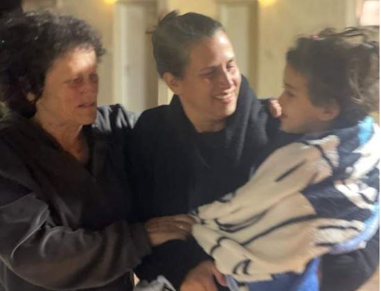 Στην αγκαλιά της οικογένειάς της η 4χρονη όμηρος που ελευθέρωσε η Χαμάς – «Την φροντίζουμε», δηλώνει η θεία