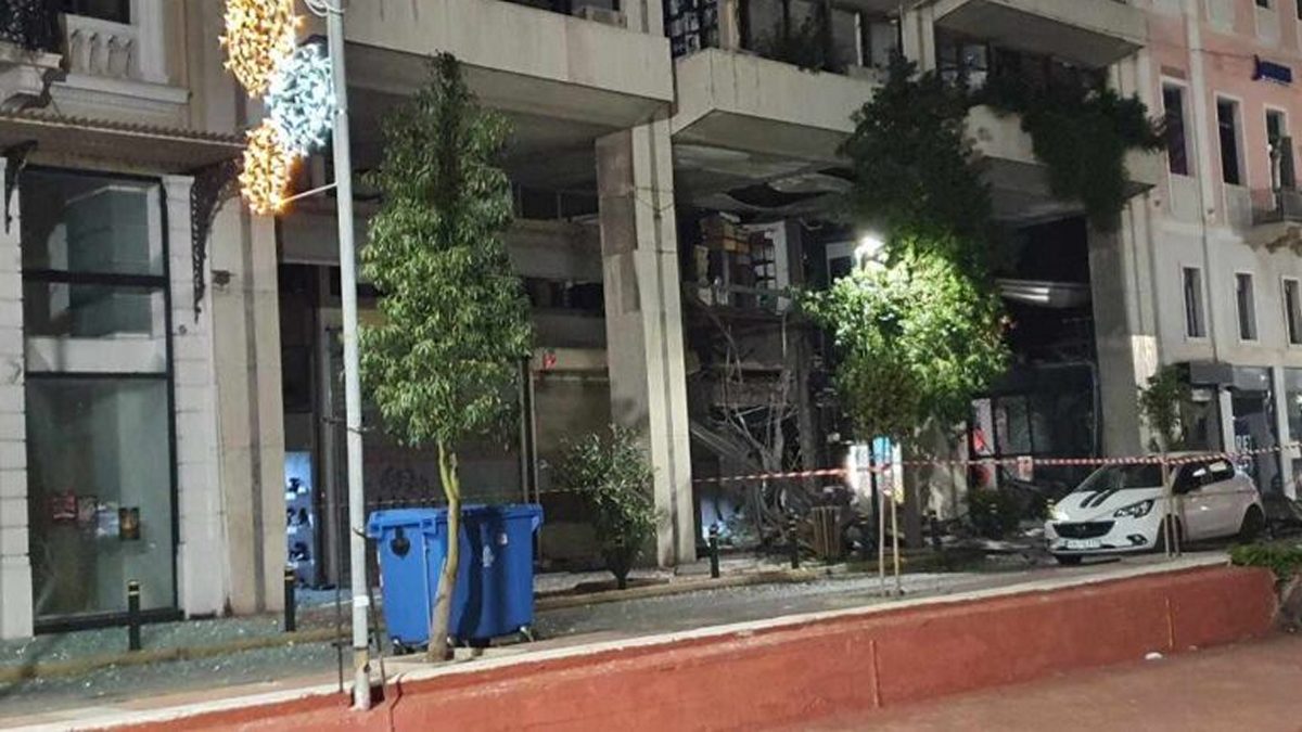 Πειραιάς: Ισχυρή έκρηξη βόμβας σε κατάστημα υποδημάτων – Μεγάλες υλικές ζημιές