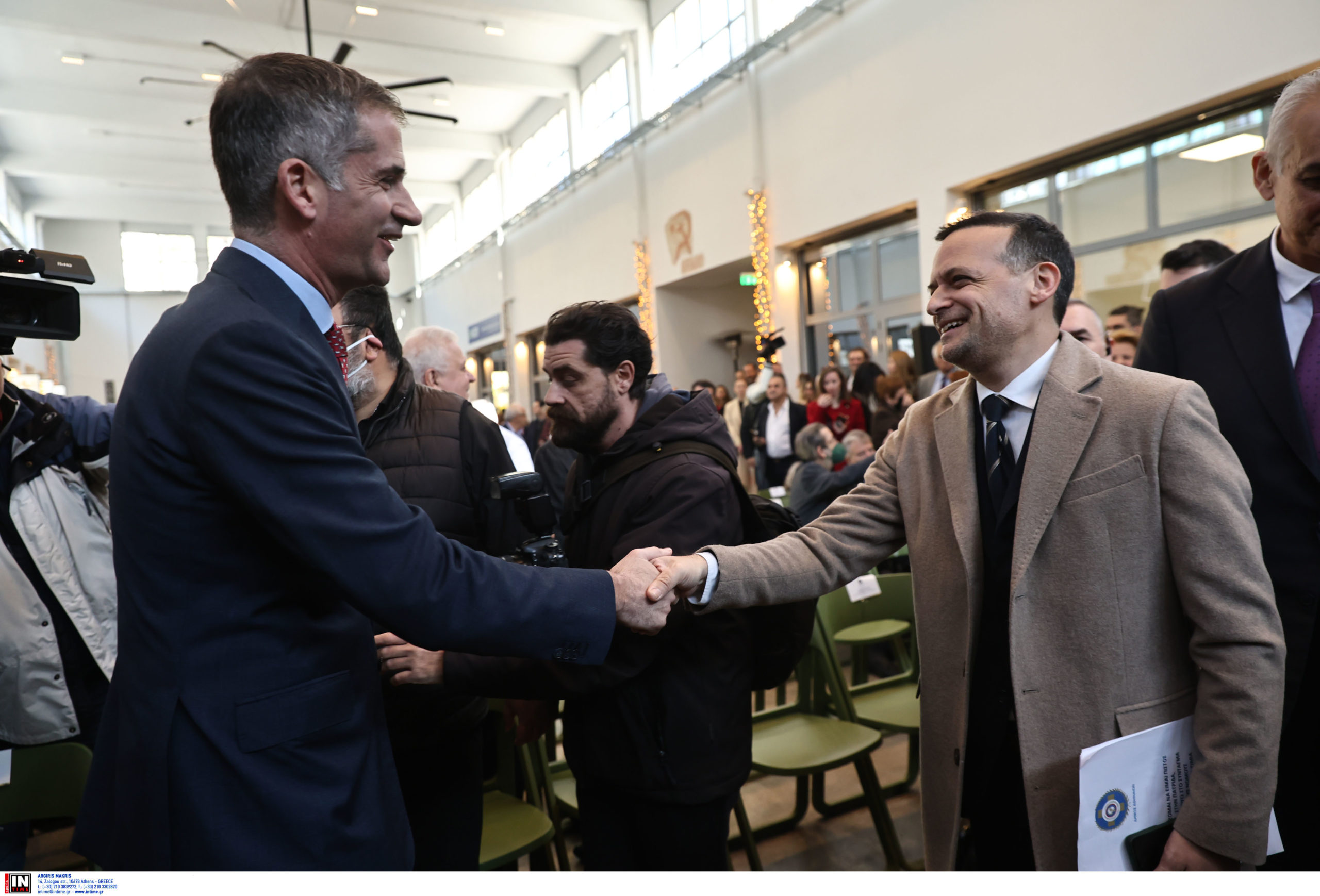 Ορκωμοσία Χάρη Δούκα: Η χειραψία με τον Κώστα Μπακογιάννη και η συνομιλία με τον Νίκο Ανδρουλάκη – Δείτε εικόνες