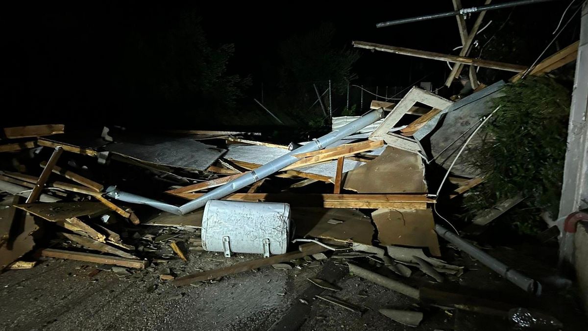 Βάρη: Ανεμοστρόβιλος διέλυσε σπίτι εξαμελούς οικογένειας – ΦΩΤΟ