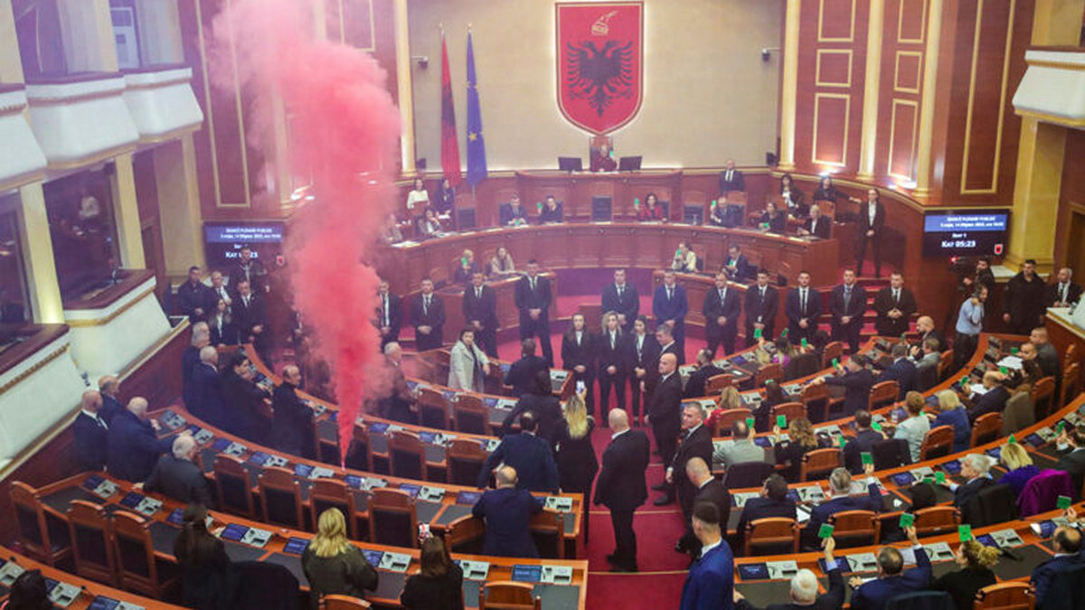 Αλβανία: Βουλευτές της αντιπολίτευσης άναψαν καπνογόνα μέσα στο κοινοβούλιο