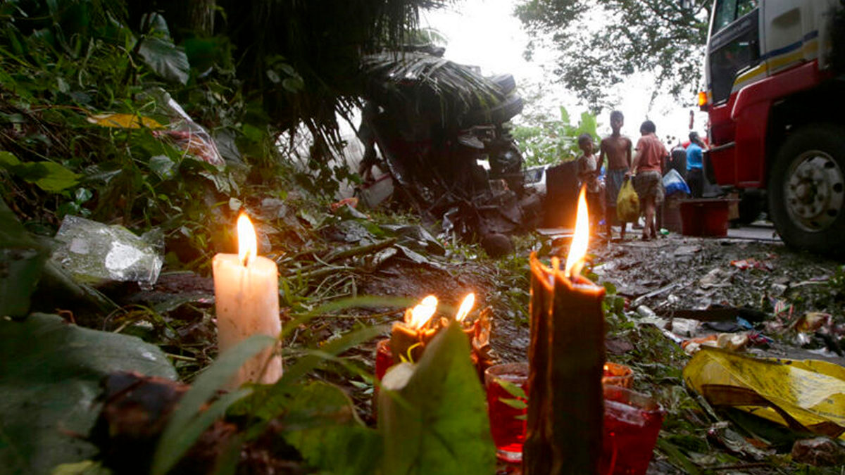 Τραγωδία στις Φιλιππίνες – Δεκαεπτά νεκροί από πτώση λεωφορείου σε χαράδρα