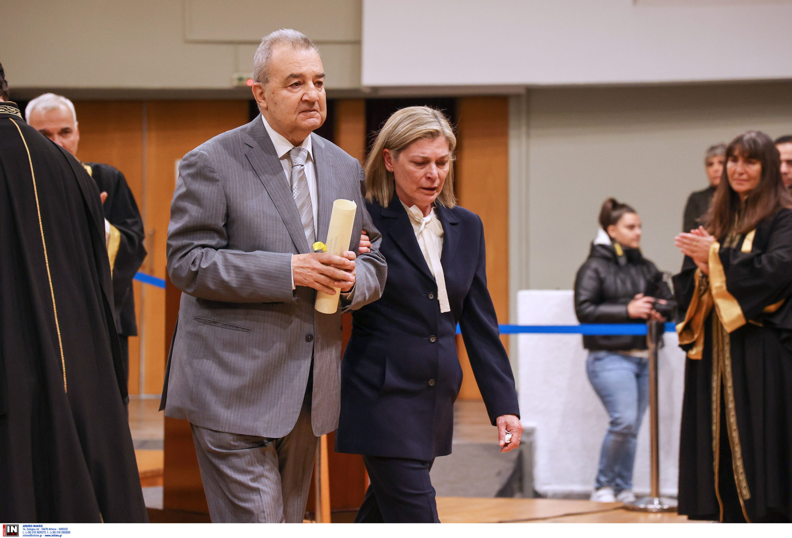 Συγκίνηση στο ΑΠΘ: Απένειμαν τα πτυχία στις οικογένειες θυμάτων των Τεμπών – «Θα στέκομαι σαν σκιάχτρο με ένα άψυχο χαρτί στα χέρια»