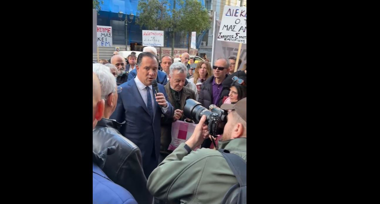 Άδωνις Γεωργιάδης: Βγήκε από το υπουργείο και συνάντησε τους συγκεντρωμένους συνταξιούχους