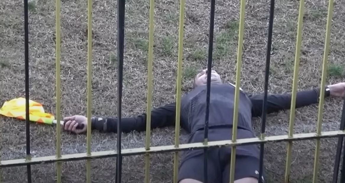 Επόπτης παρίστανε τον… πεθαμένο σε αγώνα τοπικού – Το βίντεο που έγινε viral