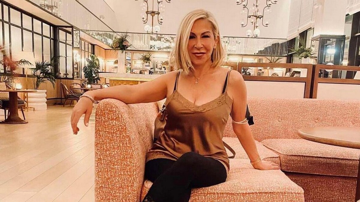 Έφη Σαρρή: Μπήκε ένα αγόρι με ξανθιά περούκα, φόρεμα και τακούνια και μου είπε «Δεν είσαι εσύ η Έφη Σαρρή, εγώ είμαι»