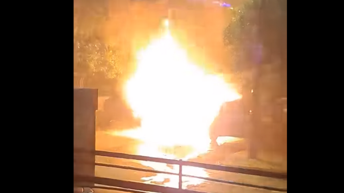 Βριλήσσια: Τυλίχθηκαν στις φλόγες τρία αυτοκίνητα – Υλικές ζημιές υπέστη κι ένα τέταρτο όχημα – ΦΩΤΟ & ΒΙΝΤΕΟ