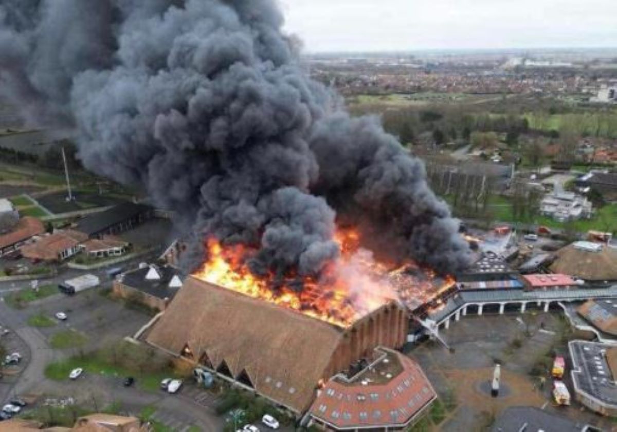 Γαλλία: Τυλίχθηκε στις φλόγες το γήπεδο της Γκραβελίν – ΒΙΝΤΕΟ που κόβουν την ανάσα