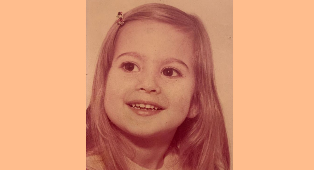 Το κοριτσάκι της φωτογραφίας είναι αγαπημένη Ελληνίδα ηθοποιός – Μπορείτε να την αναγνωρίσετε;