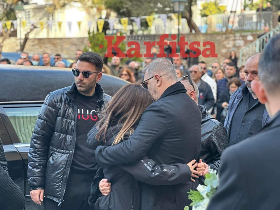 Η σύζυγος και η κόρη του Βασίλη Καρρά