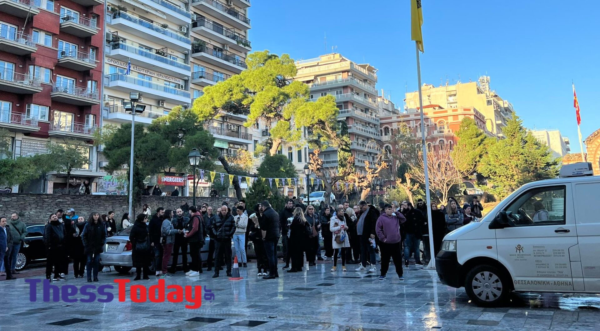 Λαϊκό προσκύνημα για τον Βασίλη Καρρά