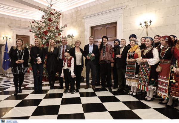 Χριστουγεννιάτικα κάλαντα στον Κυριάκο Μητσοτάκη