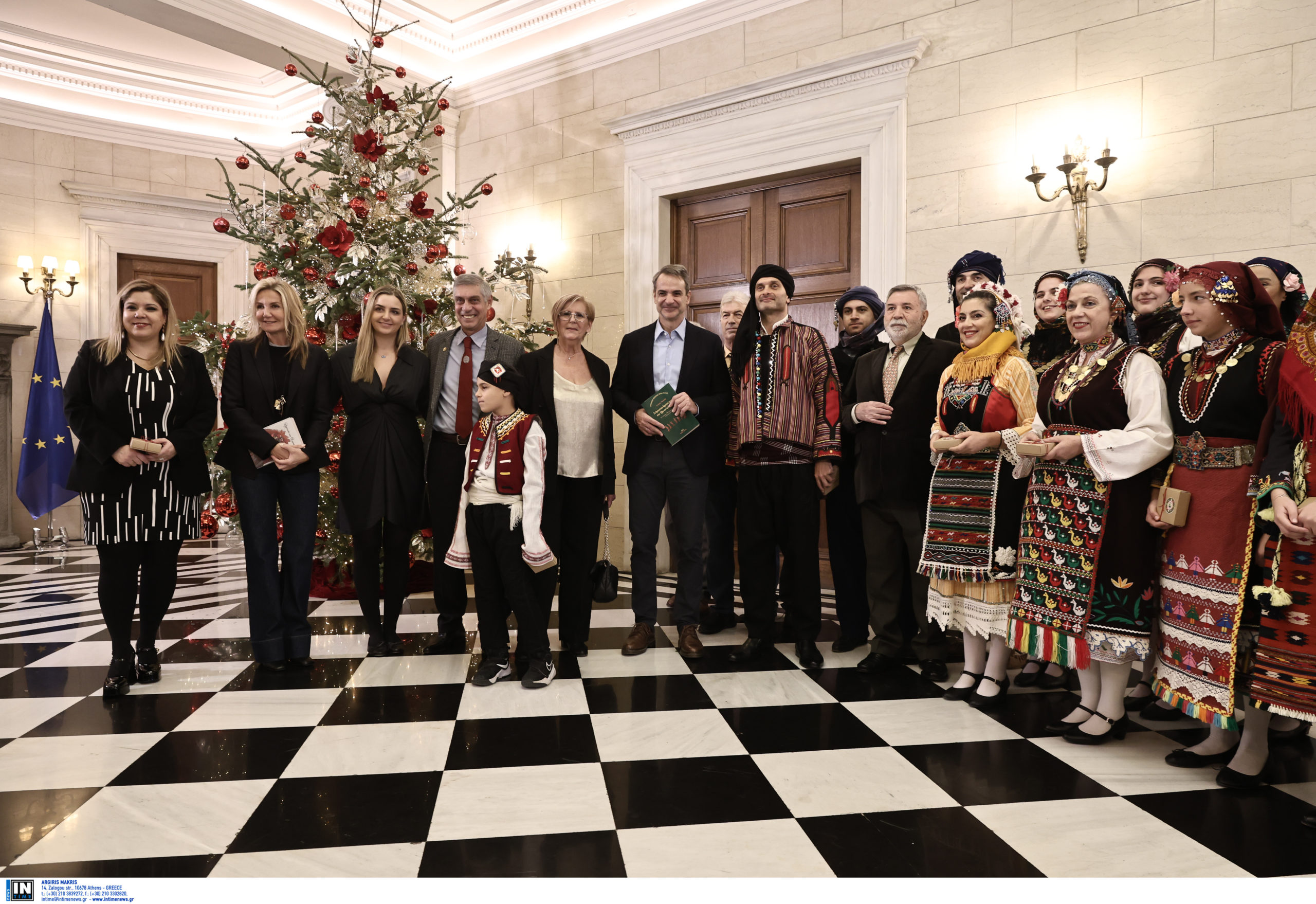 Χριστουγεννιάτικα κάλαντα στον Κυριάκο Μητσοτάκη