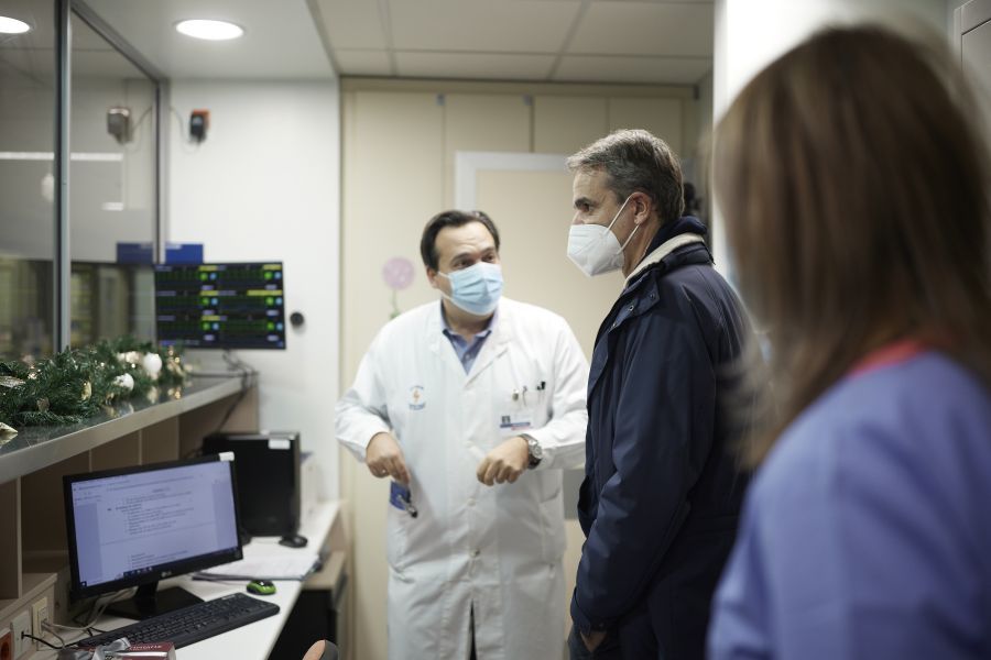 Επίσκεψη Μητσοτάκη στη νέα ΜΑΦ για αγγειακά εγκεφαλικά επεισόδια στο Αττικόν