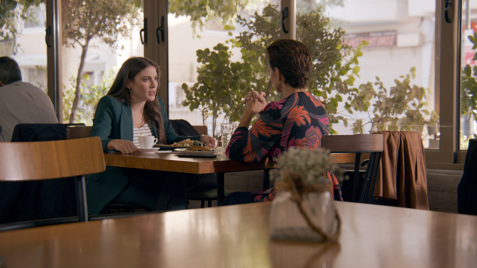 Παγιδευμένοι: Η Υβόννη κάνει μία αποκάλυψη στην Άννα για έναν νέο άντρα που έχει εισβάλει στη ζωή της