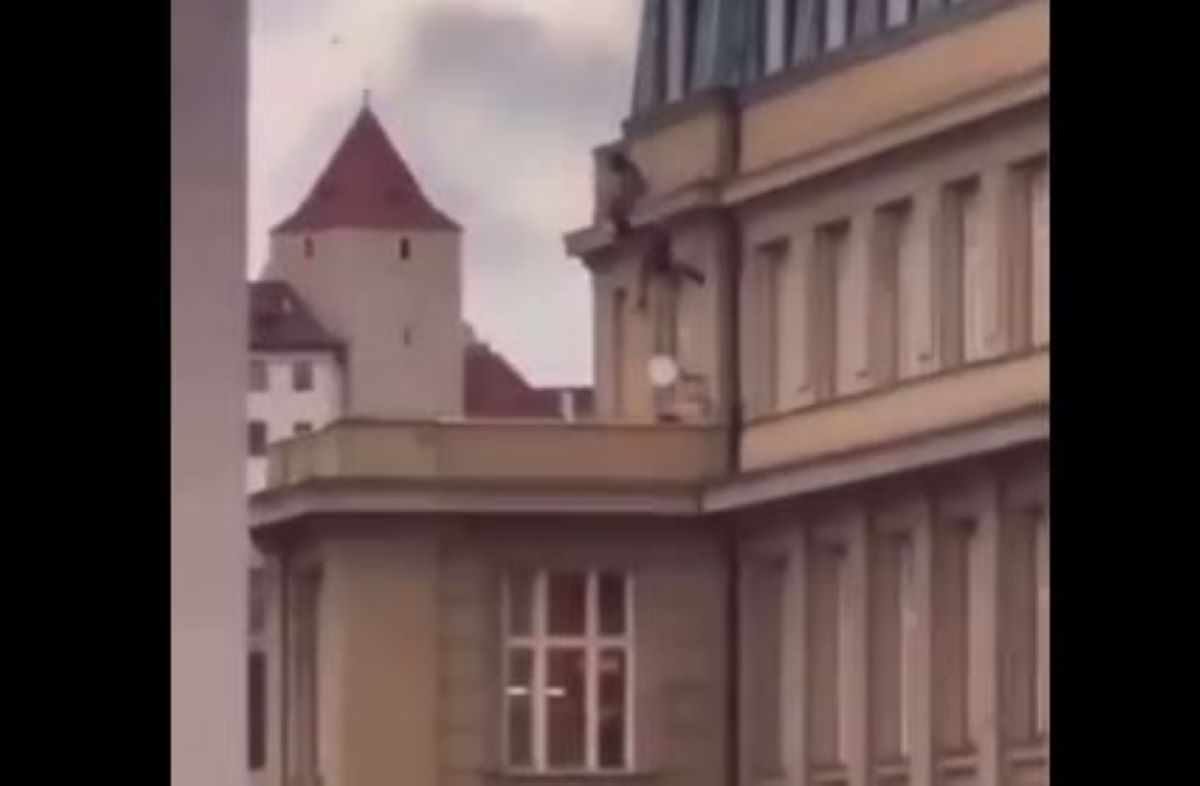 Μακελειό στην Πράγα: Φοιτητές πηδούν από το παράθυρο για να ξεφύγουν από τον 24χρονο – ΒΙΝΤΕΟ