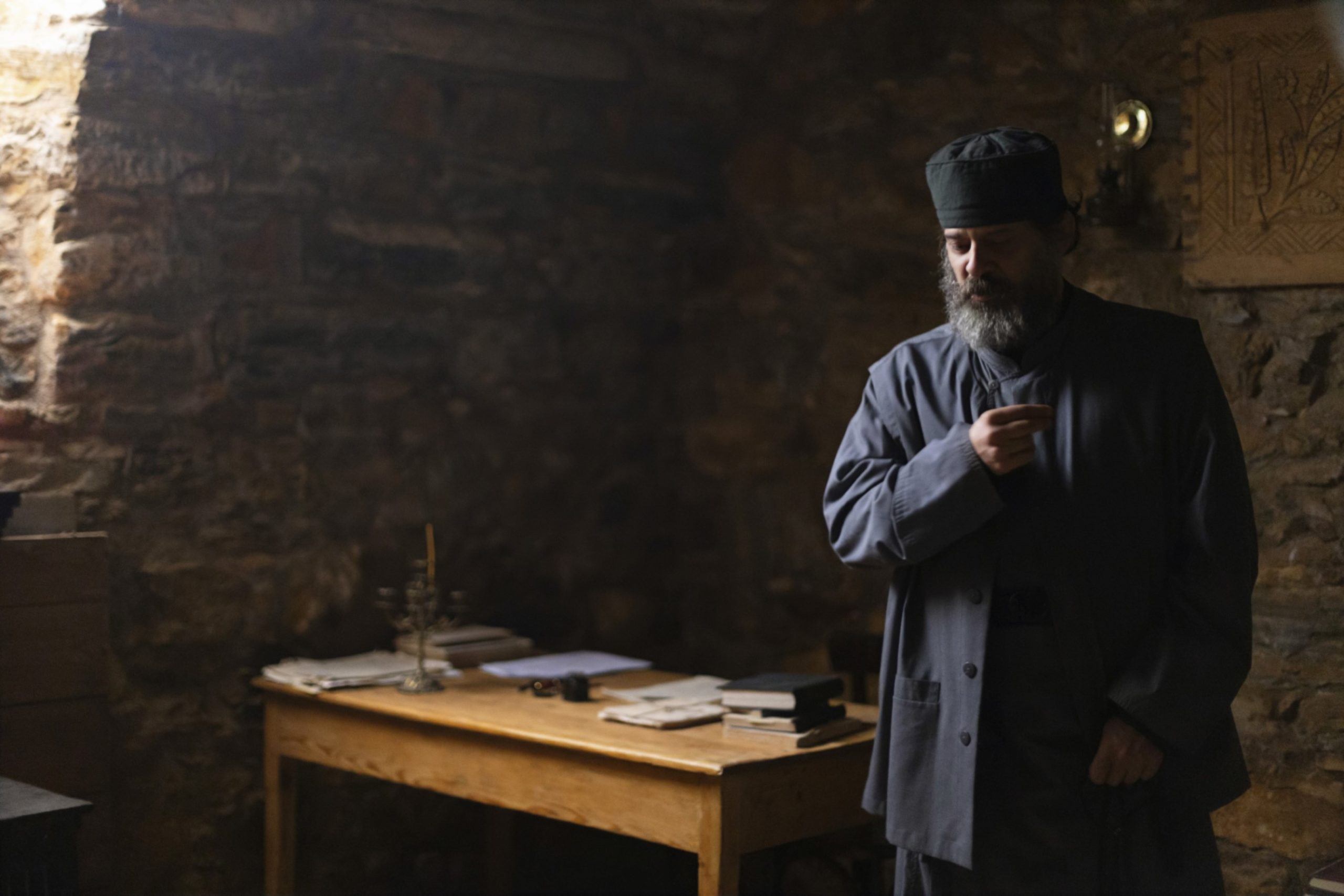 Το προξενιό της Ιουλίας: Ο μοναχός Επιφάνειος εμφανίζεται και όλα αλλάζουν