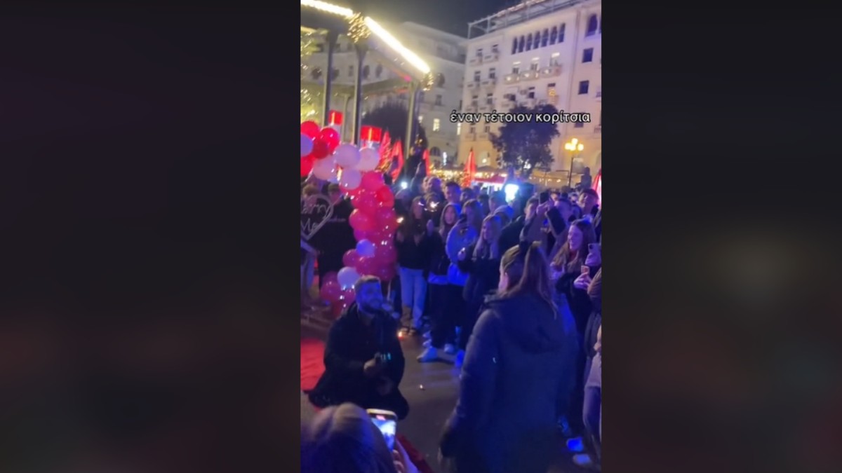 Θεσσαλονίκη: Πρόταση γάμου στη μέση της πλατείας Αριστοτέλους – ΒΙΝΤΕΟ