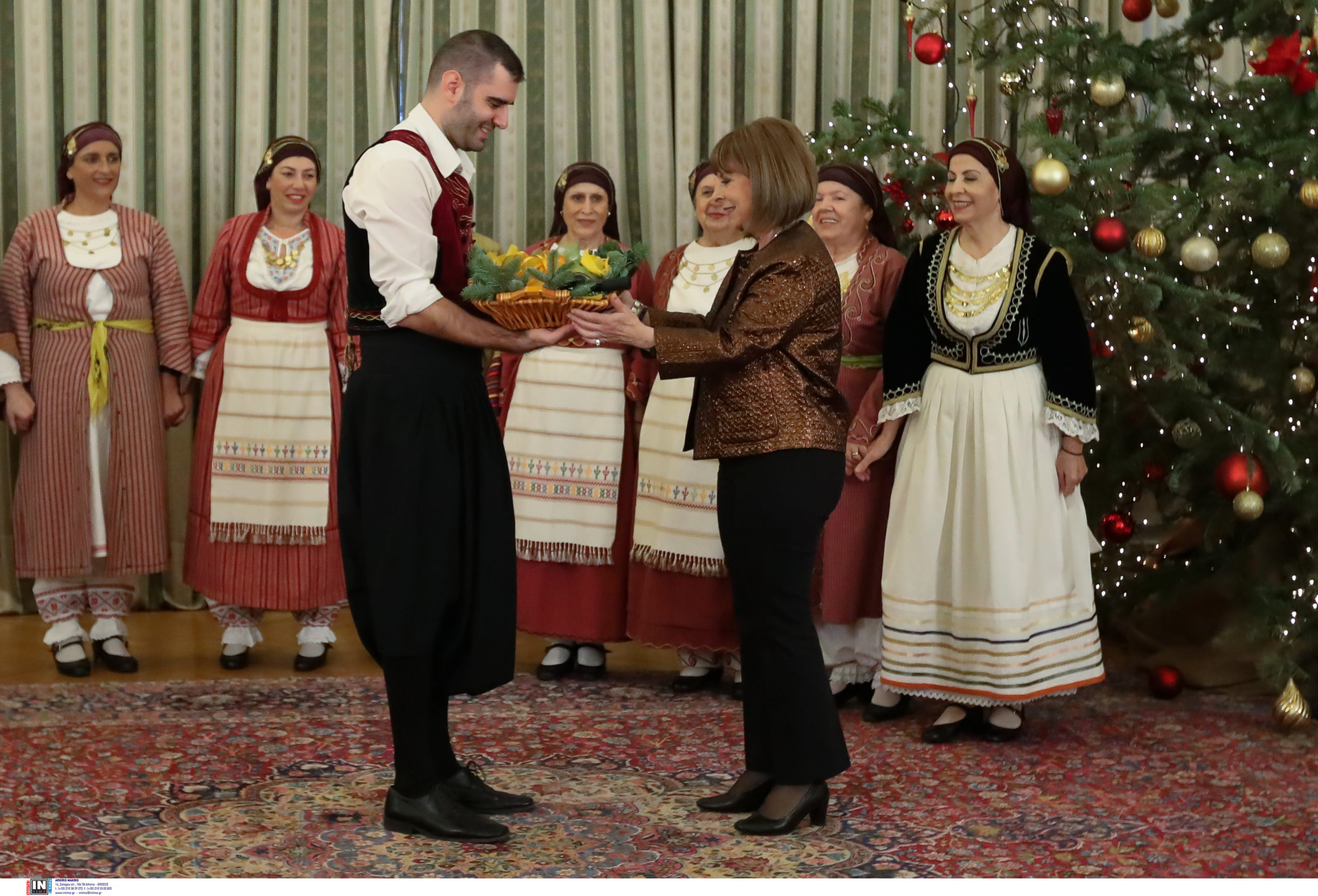 Κατερίνα Σακελλαροπούλου: Παραδοσιακά κάλαντα και ευχές στο Προεδρικό Μέγαρο