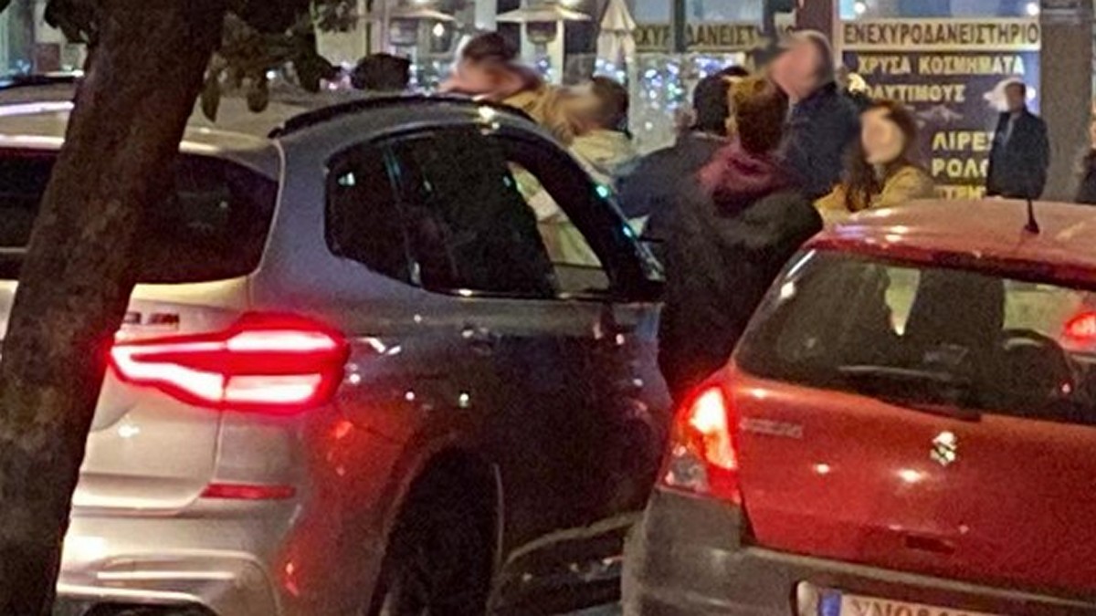 Τρίκαλα: Άγριος τσακωμός στο κέντρο της πόλης έπειτα από τρακάρισμα