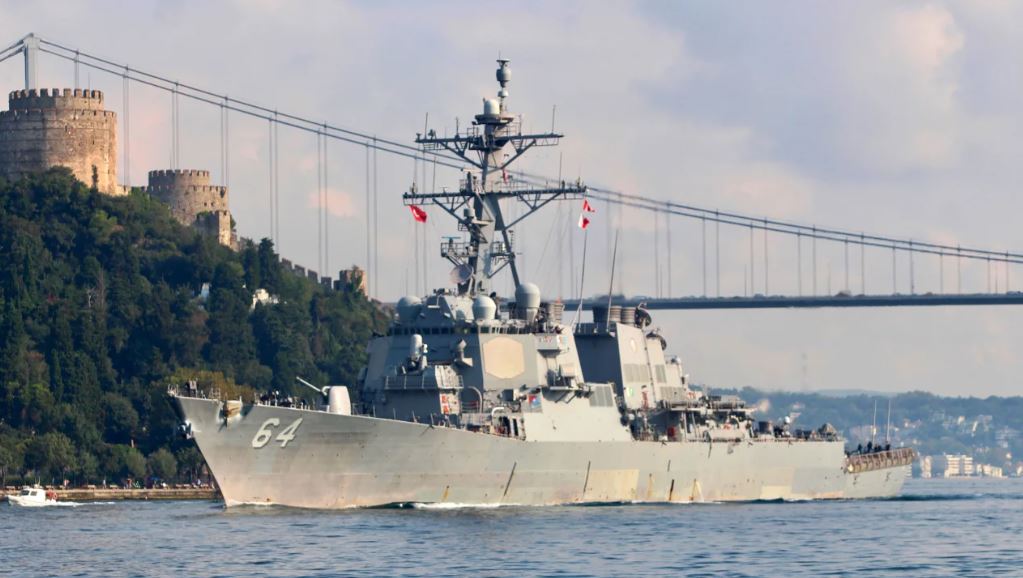 Ερυθρά Θάλασσα: Πολλαπλές επιθέσεις εναντίον αμερικανικού αντιτορπιλικού και εμπορικών πλοίων – Τι αναφέρει το Πεντάγωνο